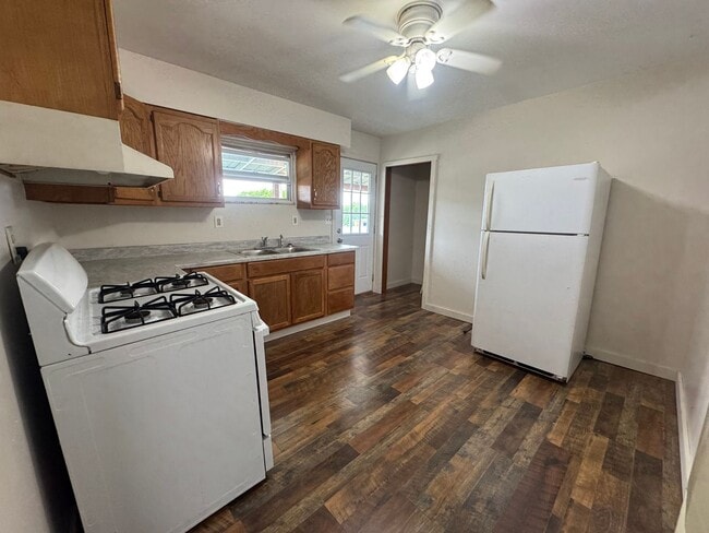 Primary Photo - Cozy, Convenient Nothside 2 Bedroom Apartm...
