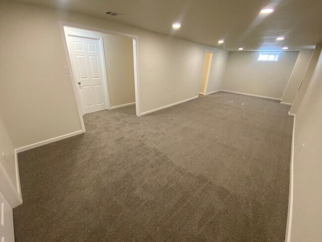 Building Photo - Updated Ranch Style Home