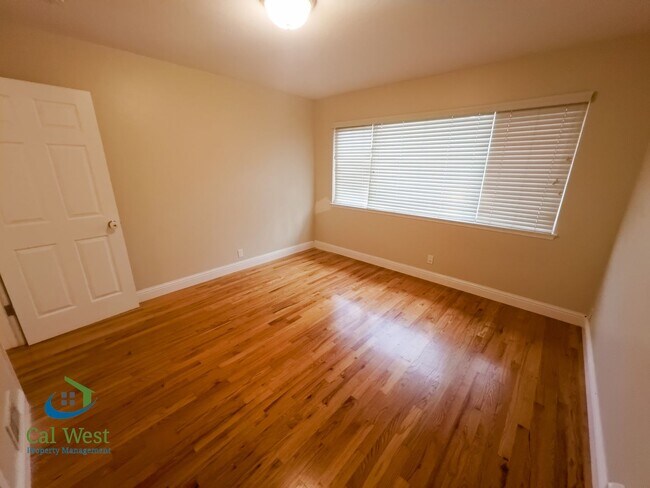 Building Photo - $2,695 - 2 BR/1BA Duplex-Downtown Willow G...