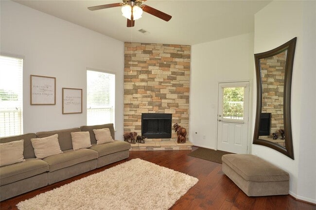 Building Photo - 18918 Cove Pointe Dr