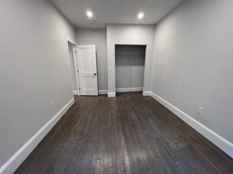 Building Photo - 132 Jersey St