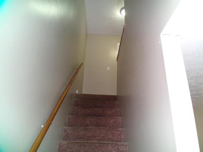 Building Photo - 244 Meadowview Dr