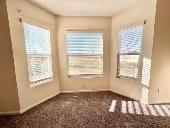 Building Photo - Spacious 4 bedrooms