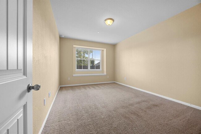 Building Photo - 2880 Donnell Dr
