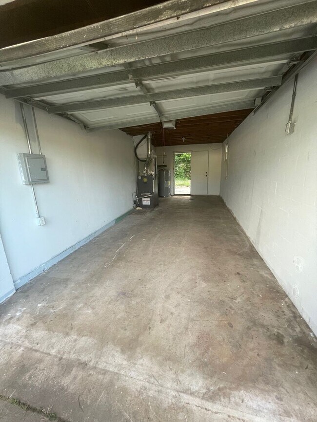 Building Photo - 3 Bed 2 Bath | Single Car Garage | Washer/Dryer Hookups | Central Air | Pet Friendly | Section 8 ...