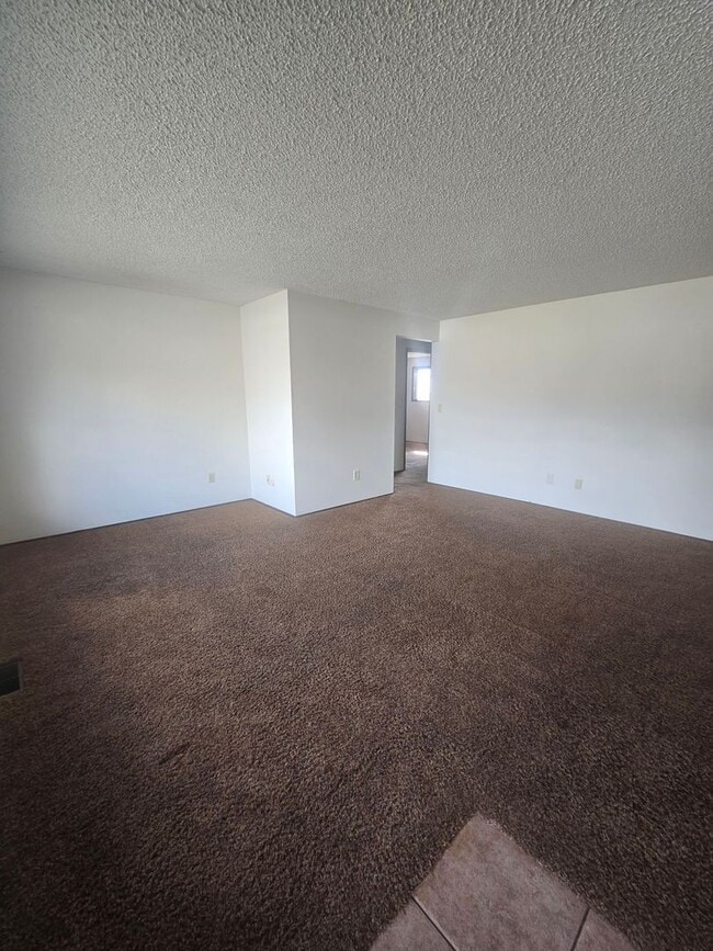 Building Photo - 3 Bedroom 1 Bath