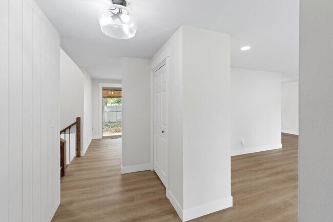 Building Photo - Gorgeous South Hill Home W/ $1000 Move in ...