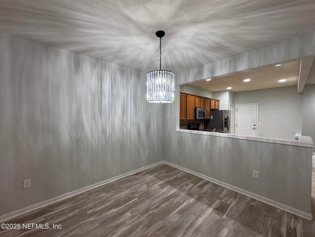Building Photo - 6881 Roundleaf Dr