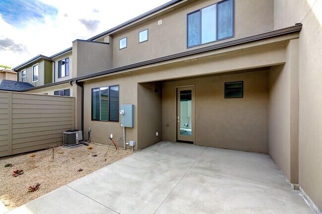 Building Photo - 3 Bedroom 2.5 Bathroom Townhouse in Harris Ranch.