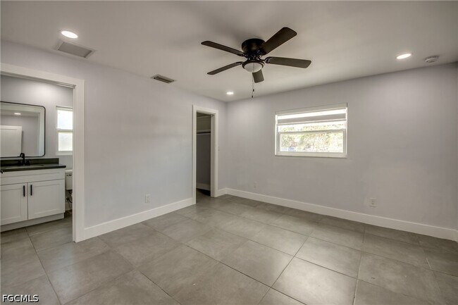 Building Photo - 4312 S Pacific Cir