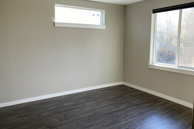 Building Photo - Gorgeous single-level 3x2 with fully fence...
