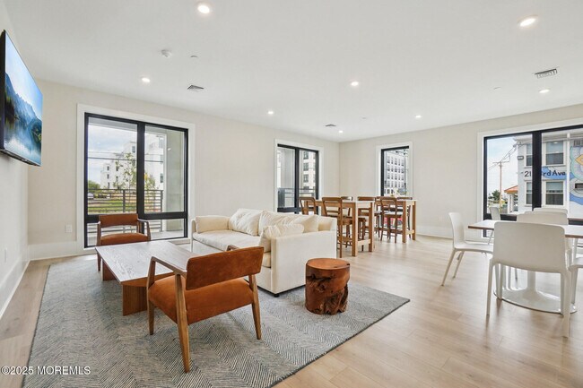 Building Photo - 218 3rd Ave