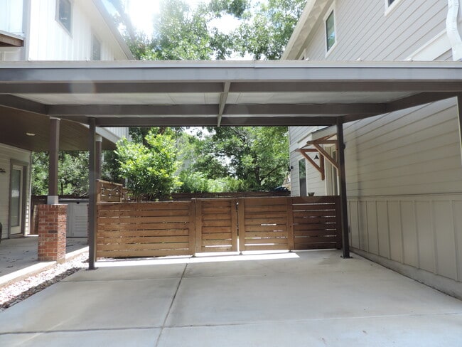 Building Photo - 425 E Mistletoe
