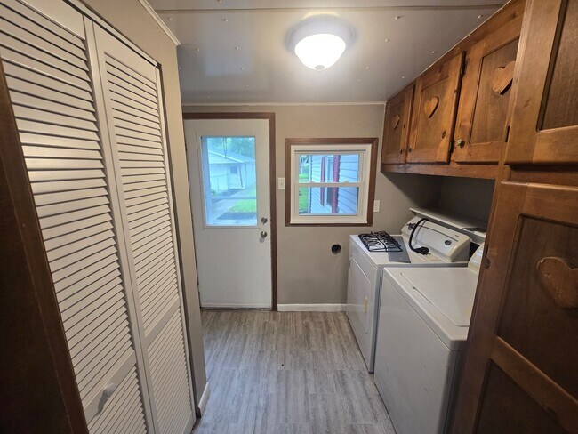 Building Photo - 3 Bedroom Home in Champaign!