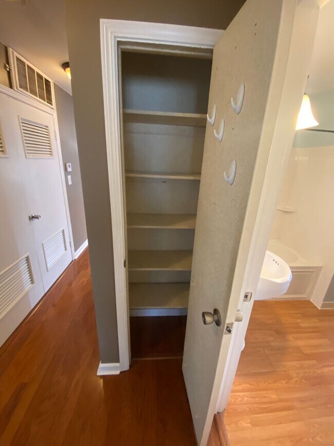 Building Photo - 3 Bedroom- Upper Arlington area