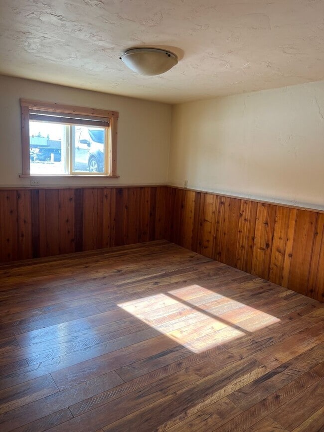 Building Photo - 702