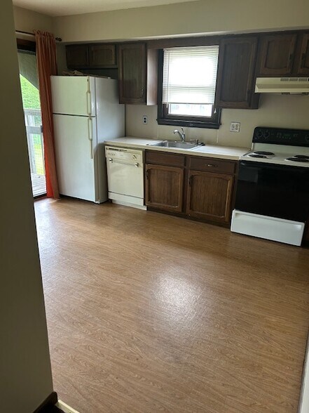 Eat-in kitchen w/ dishwasher - 219 Hunter Way