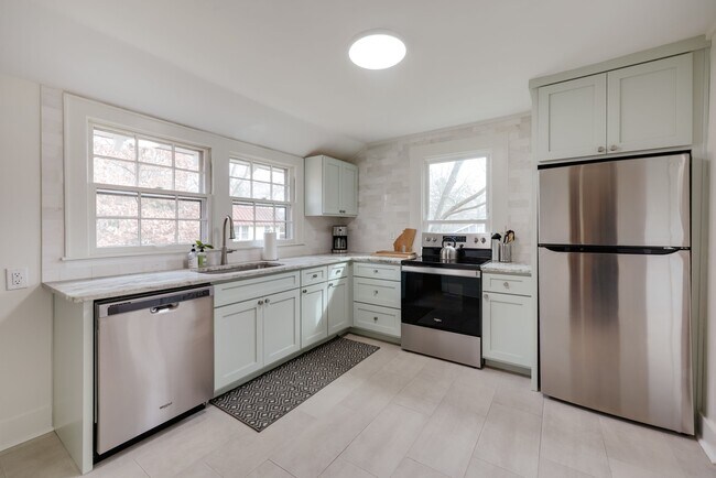 Building Photo - 150 Hall St