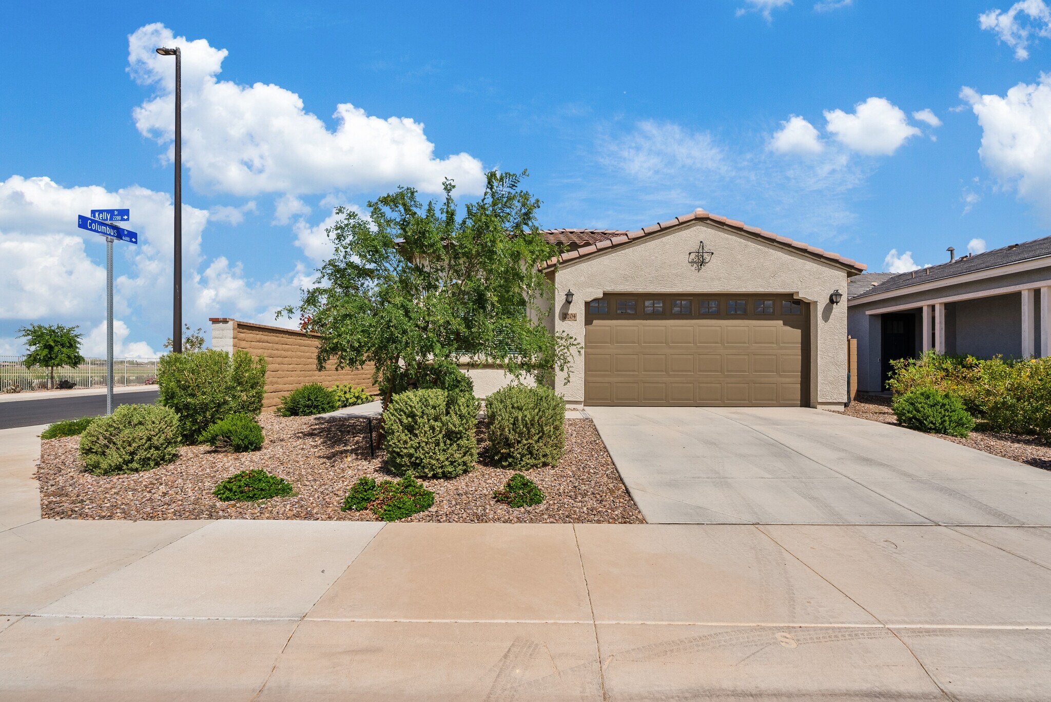 Building Photo - 2204 E Kelly Dr