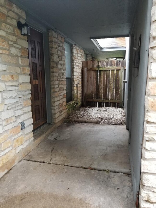 Building Photo - 2804 Thrushwood Dr