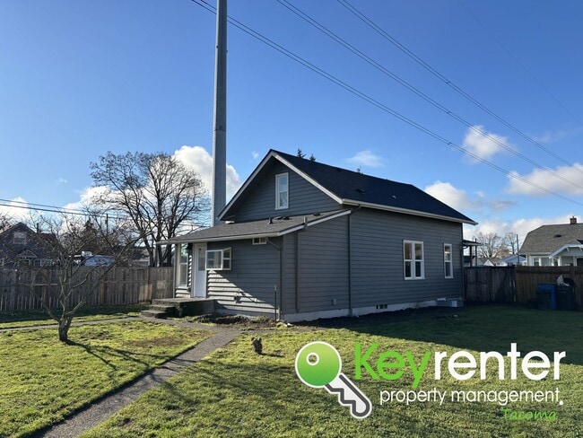 Building Photo - One of a Kind Multi-level Home in Tacoma!