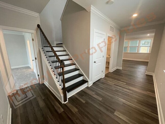 Building Photo - Amazing 4 Bedroom, 2.5 Bathroom Home with ...