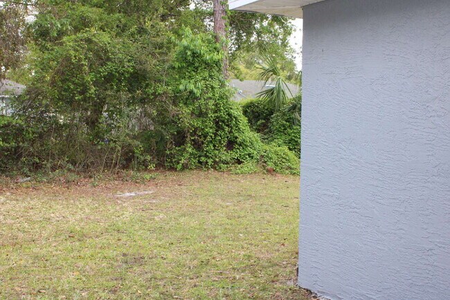 Building Photo - CLOSE TO SCHOOLS