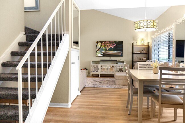 Building Photo - 3 Bedroom Townhome: Prime Location with Pool, Clubhouse and More!