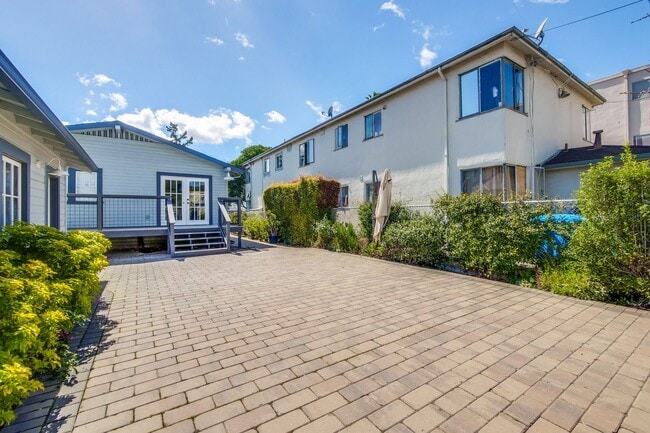 Building Photo - Updated Bungalow located in Downtown Redwood City & 15 miles from SF International Airport