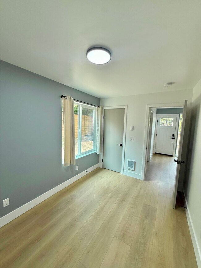 Building Photo - Spacious 3-Bedroom Townhome in the Heart of Greenwood