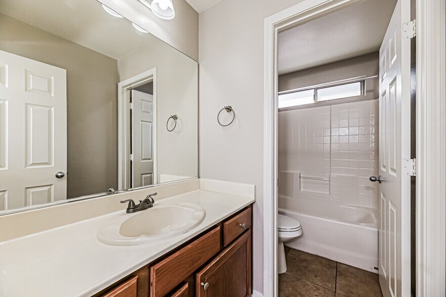 Building Photo - 932 Maple Pines Ave