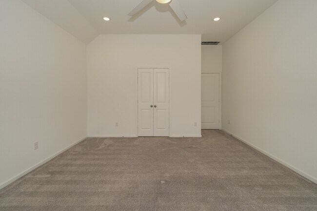 Building Photo - 2513 Seneca Lk Dr