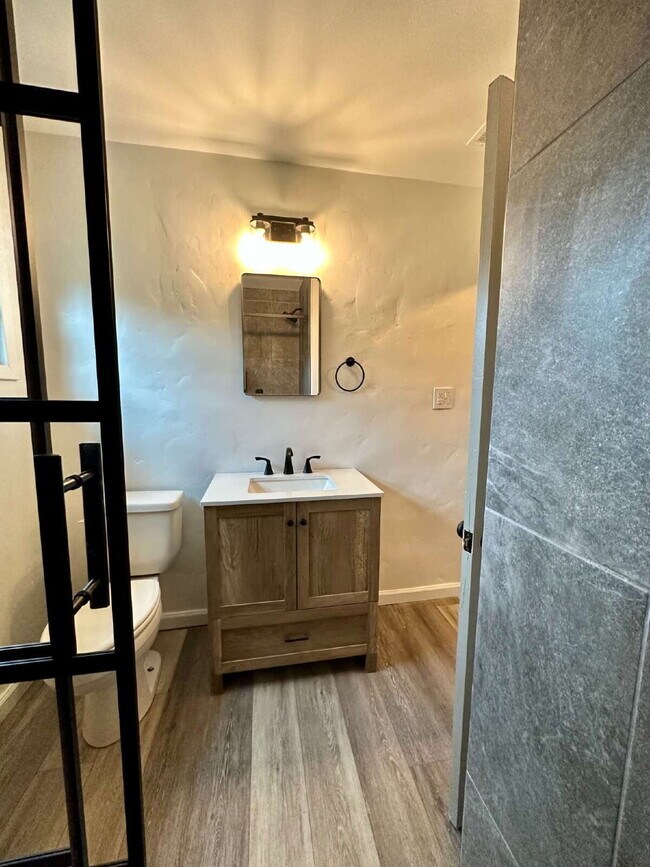 Building Photo - "Charming 2-Bed Gem with Granite Elegance ...