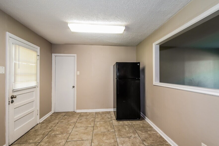 Building Photo - 933 Lebon Dr