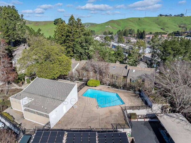 Building Photo - 2079 Ascot Dr