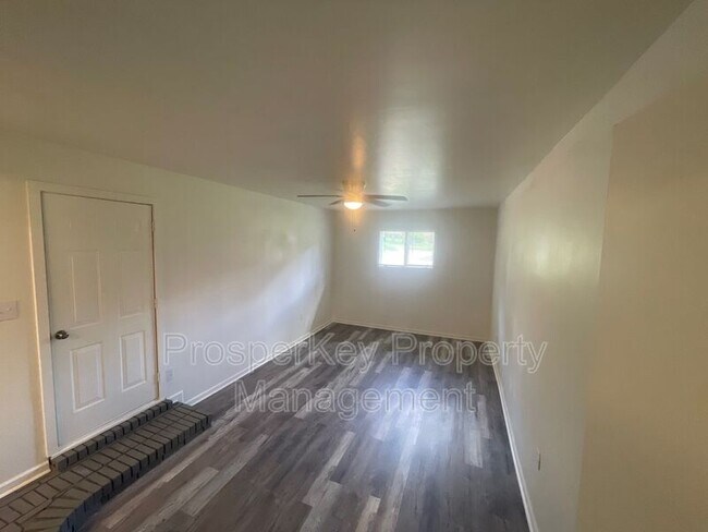 Building Photo - 246 Pinetree Cir