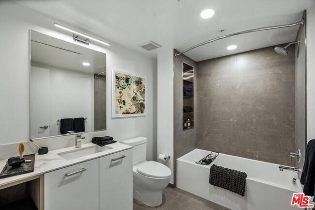 Building Photo - 2455 Overland Ave