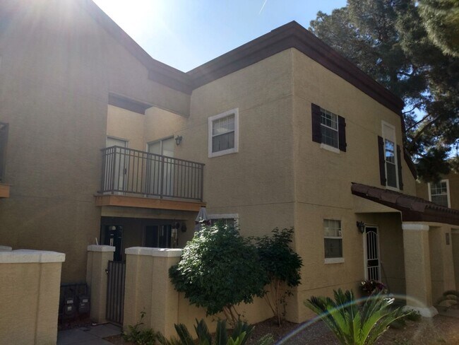 Building Photo - ***MOVE IN SPECIAL*** 3 Bedroom 2 bathroom Northwest condo