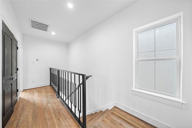 Building Photo - 1011 E 28th St