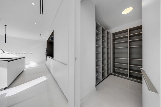 Building Photo - 300 Biscayne Blvd Way