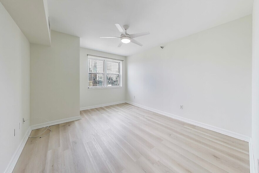 Building Photo - 5 E 14th Pl