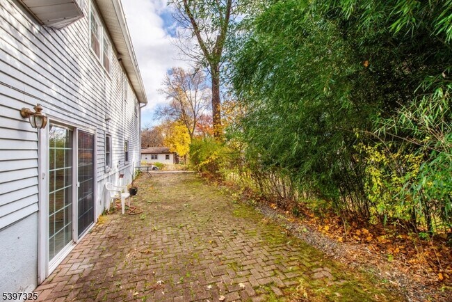 Building Photo - 4 Maureen Ct