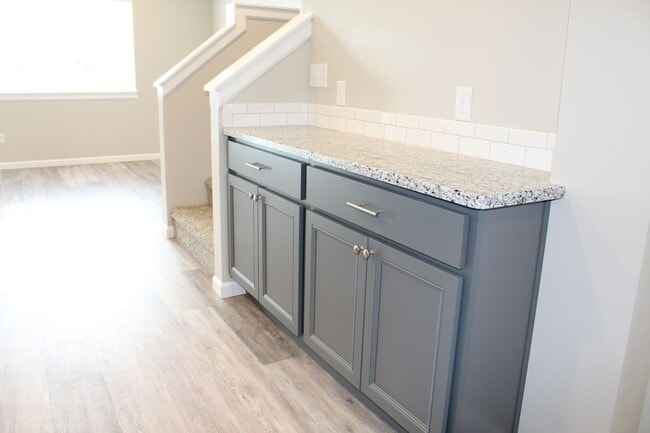 Building Photo - Beautiful Newer Townhouse