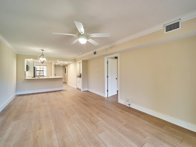 Building Photo - 1101 Pinecrest Cir