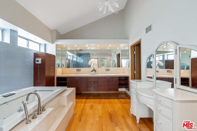 Building Photo - 8614 Hollywood Blvd