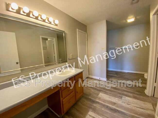 Building Photo - 2180 Shadowbrook Dr