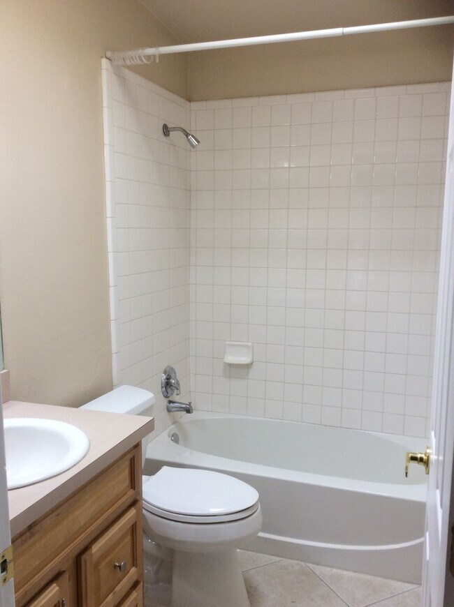 Building Photo - Lovely 3 bedroom Home Near U of A Campus