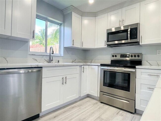 Building Photo - 2011 NE 31st St