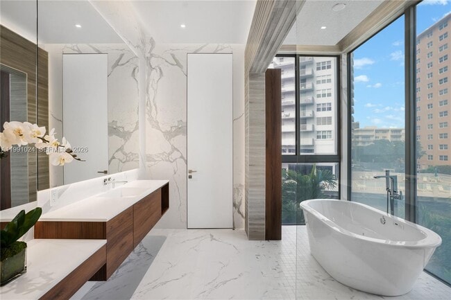 Building Photo - 501 Palm Dr