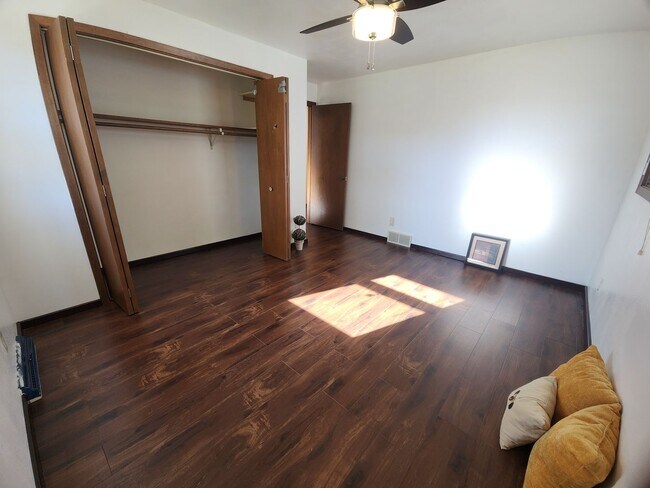 Building Photo - Family-Friendly 3BR Ranch with Home Office...